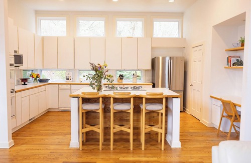 Lenox Casa | Bright & beautiful lakefront retreat. 5 minute walk to Tanglewood!
