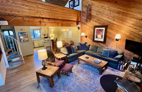 Mammoth Lakes Casa | Brillante + hermoso, pasos a Old Mammoth + Shuttle