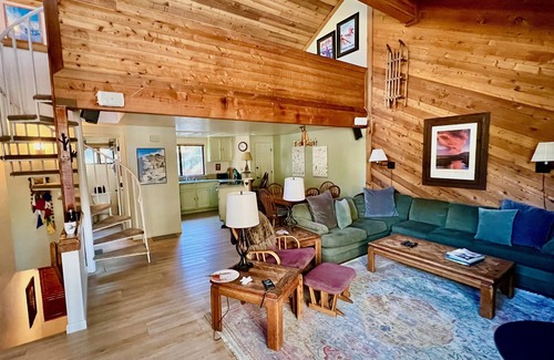 Mammoth Lakes Casa | Brillante + hermoso, pasos a Old Mammoth + Shuttle