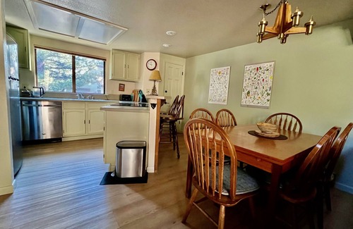 Mammoth Lakes Casa | Brillante + hermoso, pasos a Old Mammoth + Shuttle