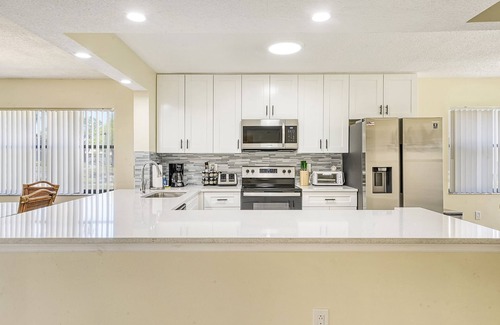 South Bradenton Condominio | BRIGHT, BEAUTIFULLY UPGRADED FIRST FLOOR END-UNIT AT SHOREWALK