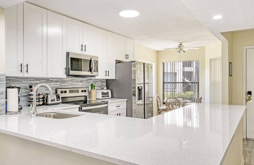 South Bradenton Condominio | BRIGHT, BEAUTIFULLY UPGRADED FIRST FLOOR END-UNIT AT SHOREWALK