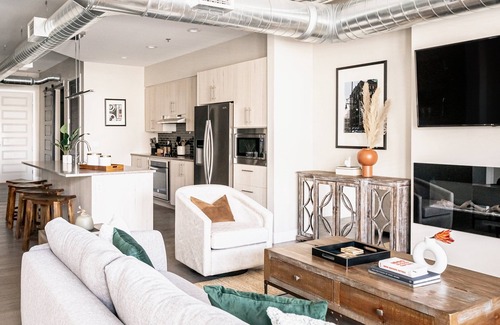 River North Art District Condominio | Bright & Breezy | RiNo Art Lofts