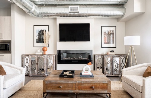 River North Art District Condominio | Bright & Breezy | RiNo Art Lofts