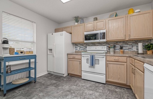 Pensacola Casa | Bright bungalow 7 mi from Perdido king bed pet and family friendly near NAS