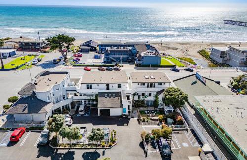 Cayucos Casa | Bright Cayucos Bungalow Steps to Beach Pier 3BR w Shared Firepit Lounge