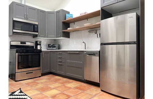 Northwest Berkeley Cabaña | Bright & Charming Cottage in Cool Gilman District. Walk to Whole Foods & Resto!