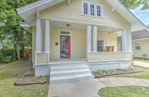 Cooper-Young Historic District Casa | Bright & Charming Cottage with Fire Pit and Porch Swing - Close to Beale Street, BBQ, Graceland, and The Liberty Bowl
