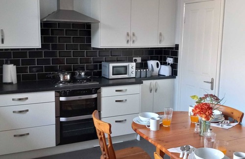 Radcliffe Casa | Bright, Cheerful, Comfortable 2-bedroom House Sleeps 6 - Free Parking