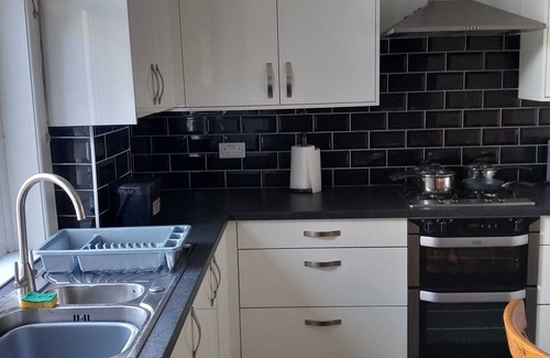 Radcliffe Casa | Bright, Cheerful, Comfortable 2-bedroom House Sleeps 6 - Free Parking