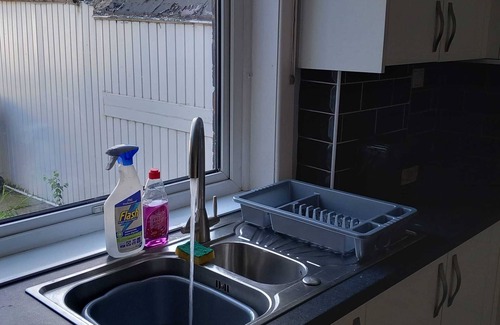 Radcliffe Casa | Bright, Cheerful, Comfortable 2-bedroom House Sleeps 6 - Free Parking