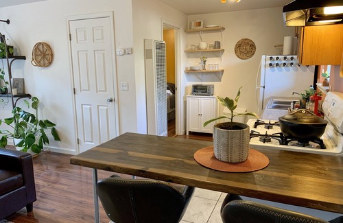 Arcata Cabaña | Bright & Cheerful Northtown Arcata Guest Cottage