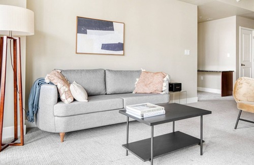 Cherry Creek Apartamento | Bright Cherry Creek 2BR w/ Theater & Gym, nearby shopping, by Blueground