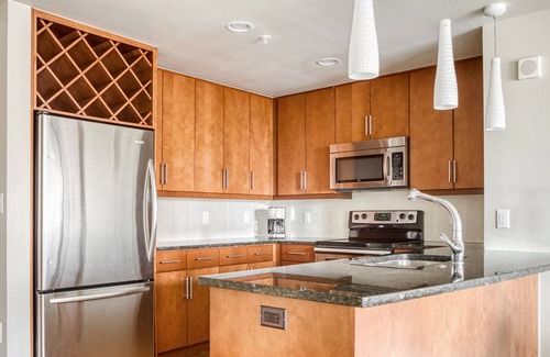 Cherry Creek Apartamento | Bright Cherry Creek 2BR w/ Theater & Gym, nearby shopping, by Blueground