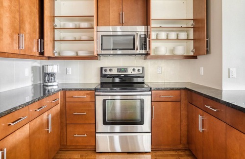 Cherry Creek Apartamento | Bright Cherry Creek 2BR w/ Theater & Gym, nearby shopping, by Blueground
