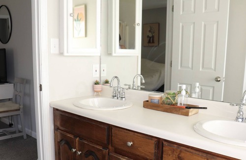 Macon Casa | Bright Clean Master Suite w/ Garden Tub