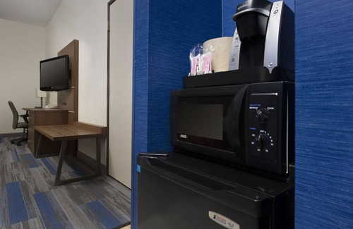 Ruckersville Hotel | Bright & Comfortable Room w/Ample Workspace for Business Travelers