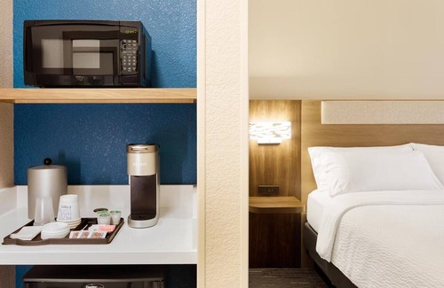 Ruckersville Hotel | Bright & Comfortable Room w/Ample Workspace for Business Travelers