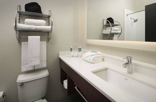 Ruckersville Hotel | Bright & Comfortable Room w/Ample Workspace for Business Travelers