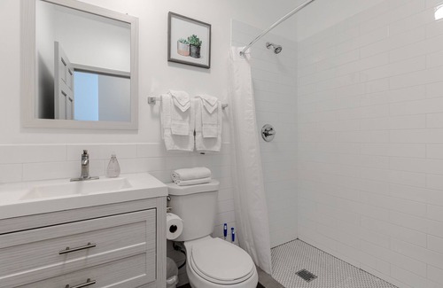 Wicker Park Condominio | Bright, Comfortable Condo with Amazing Rooftop Deck! Perfect Location by RedAwning
