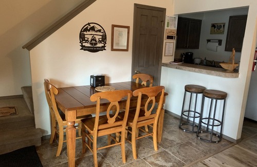 McCall Condominio | BRIGHT & COMFORTABLE CONDO CLOSE TO EVERYTHING! NICE WOOD FIREPLACE & FREE WIFI!