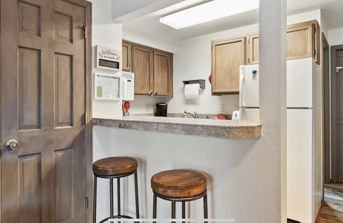 McCall Condominio | BRIGHT & COMFORTABLE CONDO CLOSE TO EVERYTHING! NICE WOOD FIREPLACE & FREE WIFI!