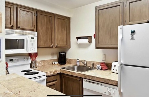 McCall Condominio | BRIGHT & COMFORTABLE CONDO CLOSE TO EVERYTHING! NICE WOOD FIREPLACE & FREE WIFI!