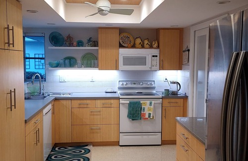 Venice Gardens Casa | Bright/Comfortable/ Fully Equipped Home in Convenient Location Near Beaches