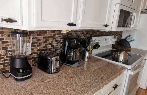 Misquamicut Condominio | Bright Condo only a short walk to 3 private beaches