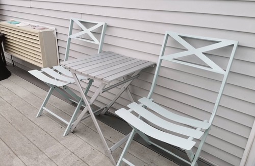 Misquamicut Condominio | Bright Condo only a short walk to 3 private beaches