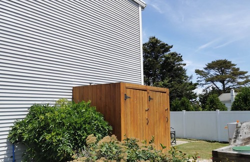 Misquamicut Condominio | Bright Condo only a short walk to 3 private beaches