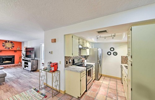 Oak Creek Apartamento | Bright Condo with Pool Access and Patio Less Than 8Mi to Sedona