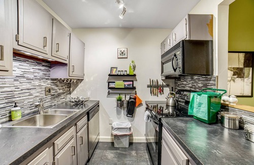 Waitsfield Condominio | ¡NUEVO LISTADO! Condominio brillante con piscina / sauna compartida, a 2 millas de Sugarbush Resort