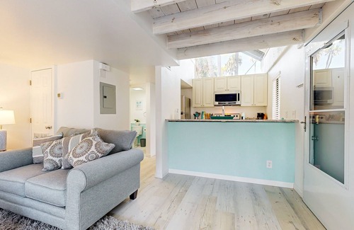 Crystal River Condominio | Bright condo with pool & canal access - balcony, W/D, & AC