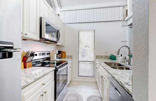 Crystal River Condominio | Bright condo with pool & canal access - balcony, W/D, & AC