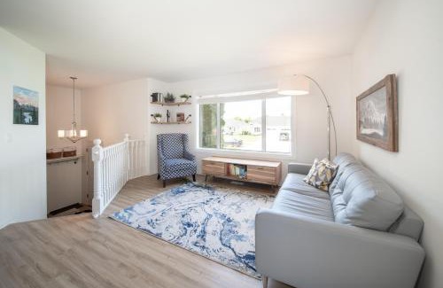 Steinbach Casa | Bright & Convenient b/w 2 Parks