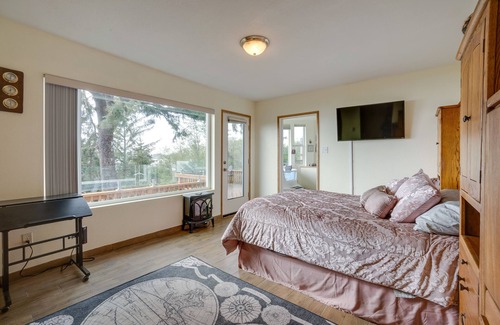 Coos Bay Casa | Bright Coos Bay Getaway: Water Views, Garden!