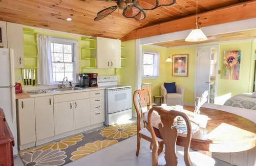 North Eastham Apartamento | Bright Cottage Close to Bayside Beaches!