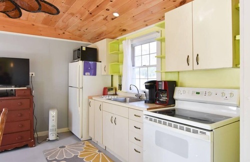 North Eastham Apartamento | Bright Cottage Close to Bayside Beaches!