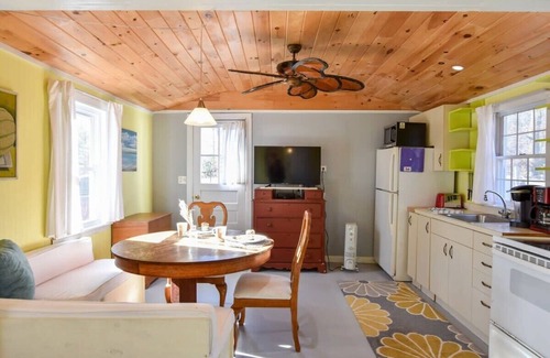 North Eastham Apartamento | Bright Cottage Close to Bayside Beaches!