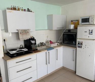 Beersheba Apartamento | Bright & Cozy 1BR Apt with AC & Workspace