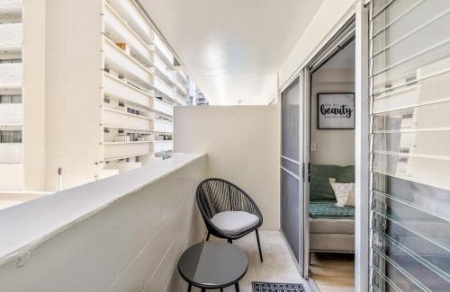 Waikiki Apartamento | Bright & Cozy Condo Unit with Balcony!