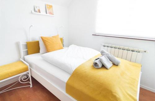 Ilidza Apartamento | Bright&Cozy flat+balcony near Airport FREE Parking