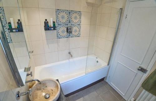 Larkhall Apartamento | Bright Cozy Garden Retreat w Fast Wifi & 5min to Tube Subway Metro & Close to Park & Street Parking P4P