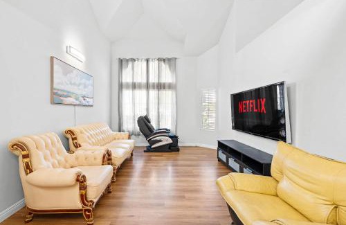 Valinda Casa | Bright Cozy Home w Full Kitchen Garage Backyard