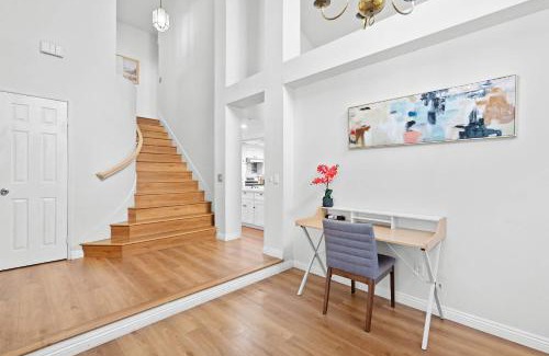 Valinda Casa | Bright Cozy Home w Full Kitchen Garage Backyard
