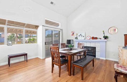 Valinda Casa | Bright Cozy Home w Full Kitchen Garage Backyard