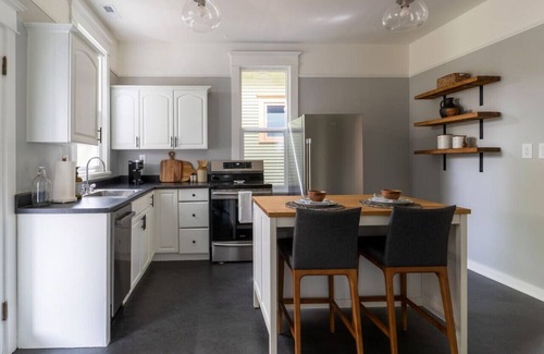 Minor Casa | Bright & Cozy Home | Walkable, Private Yard + WiFi