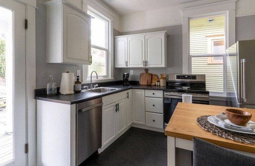 Minor Casa | Bright & Cozy Home | Walkable, Private Yard + WiFi