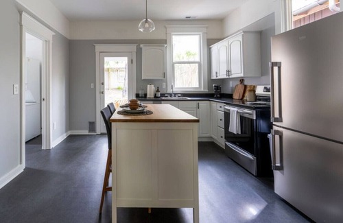 Minor Casa | Bright & Cozy Home | Walkable, Private Yard + WiFi